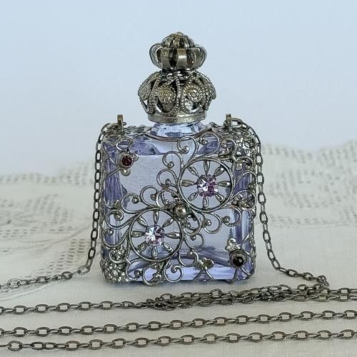 チェコ 装飾付き香水瓶 451 アレキサンドライトガラス 斜め花模様